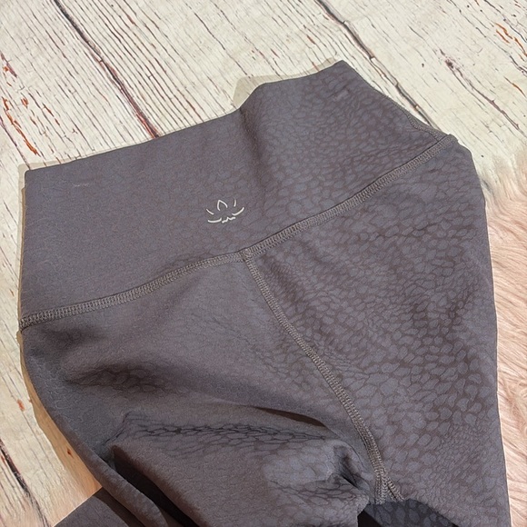 Beyond Yoga Feline Jacquard Gray High Waisted Midi Leggings - Picture 8 of 9